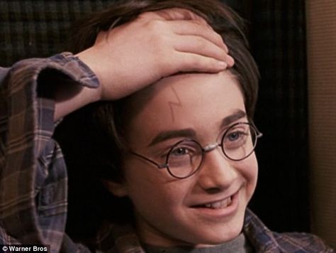 Harry Potter's lightning-bolt scar, which was cast upon him at the age of 15 months accord... Sonic The Hedgehog Halloween Costume, Harry's Scar, Harry Potter Lightning Bolt, Harry Potter Scar, Harry Potter Lightning, Harry Potter Activities, Lightning Scar, Harry Potter Food, Harry Potter Tattoos