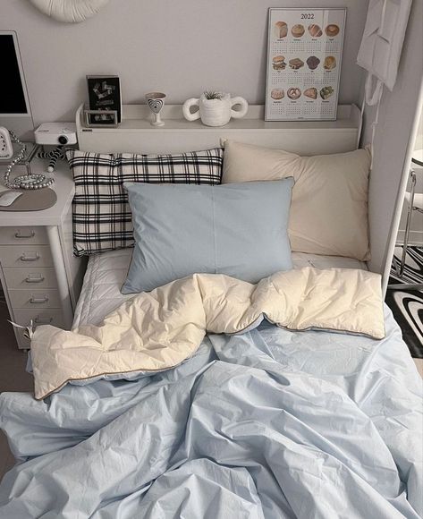 Room Inspo Blue, Uni Accommodation, Aesthetic Dorm Room, Room Decor Dorm, Decor Dorm Room, Makeover Kitchen, Pinterest Room, Dorm Room Ideas, Room Makeovers