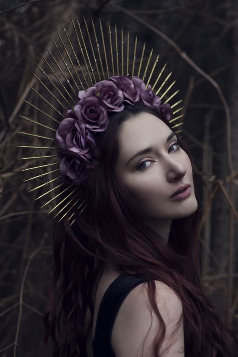 How To: Make a Halo Crown — Suzi Ovens Thetford Forest, Fairy Headpiece, Crown Pictures, Crown Headdress, Headpiece Diy, Halo Crown, Diy Crown, Gold Spray Paint, Braut Make-up