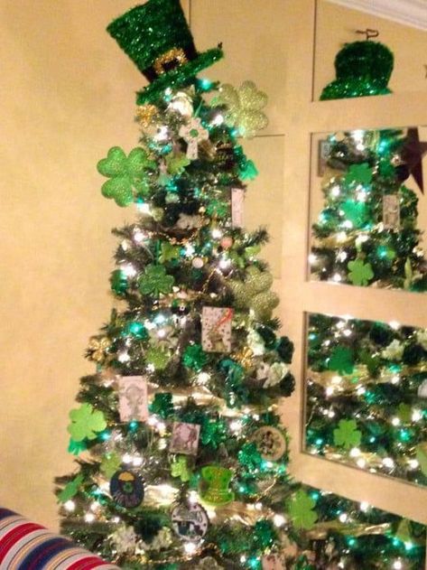 St Patrick's Day Tree, St Patricks Decorations, St Patricks Crafts, San Patrick, Cork Projects, Holiday Tree Decorations, St Patrick's Day Decorations, St Patrick's Day Crafts, Wine Theme