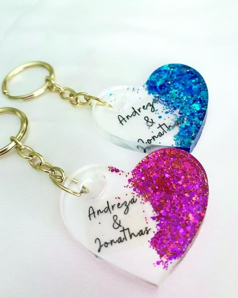 Epoxy Valentine Ideas, Resin Valentine Gift Ideas, Resin Valentine Ideas, Valentine Resin Ideas, Valentine Resin, Resin Heart Keychain, Diy Resin Gifts, Crystal Clear Epoxy Resin, Heart Resin