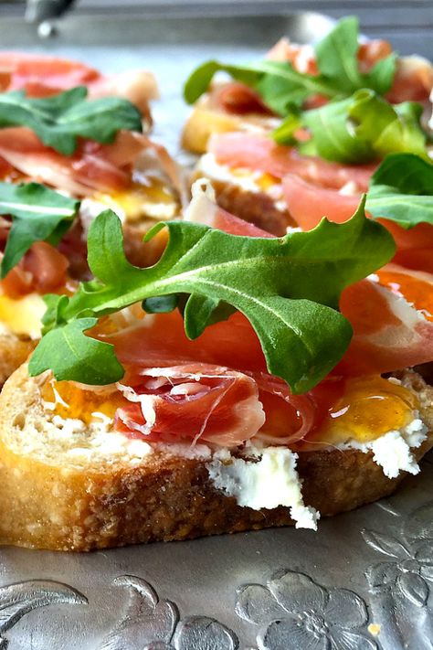 Prosciutto Goat Cheese, Cheese Crostini, Goat Cheese Crostini, Crostini Appetizers, Mango Salsa, Finger Food Appetizers, Cheese Platters, Chapati, Open Face