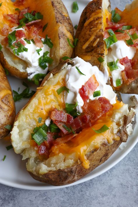 Loaded Baked Potatoes with Bacon and Cheddar!!! So good and so easy to make! This is the best comfort food. Be sure to check out my tips! Loaded Potatoes Recipes, Baked Potato Meals, Baked Potatoes Dinner, Baked Potato Rounds, Potato With Bacon, Fully Loaded Baked Potato, Bacon Ideas, Potato Loaded, Baked Potato Dinner