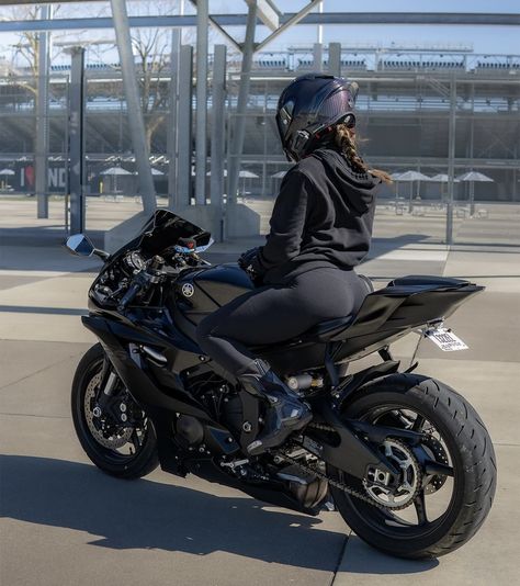 @sarahrides_ Girls Biker Aesthetic, Biker Babe Aesthetic, Biker Girl Aesthetic Icon, Motocycle Woman Outfit, Woman Biker Outfit, Biker Aesthetic Girl, Biker Girl Aesthetic Outfits, Motorbike Girl Outfit, Women Biker Outfits