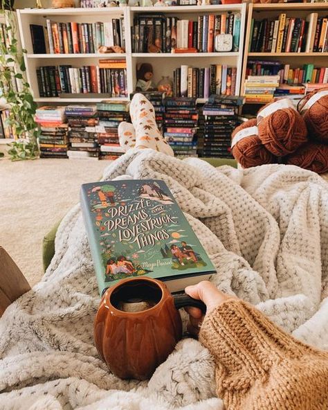 Cozy Autumn Reads, Cozy Autumn Books, Autumn Reading Aesthetic, Cozy Christmas Decorations, Autumn Books To Read, Winter Reading Aesthetic, Cozy Fall Books, Autumn Books Aesthetic, Cozy Book Aesthetic