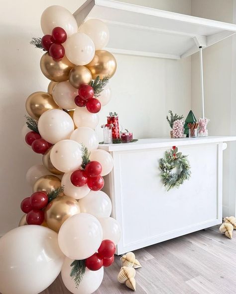 Ballon Arch Backdrop Christmas, Xmas Party Backdrop, Christmas Gender Reveal Balloon Arch, Ballon Decorations For Christmas, Holiday Party Balloon Garland, Christmas Decoration Balloons, Neutral Christmas Balloon Garland, Small Balloon Garland On Wall, December Birthday Decorations