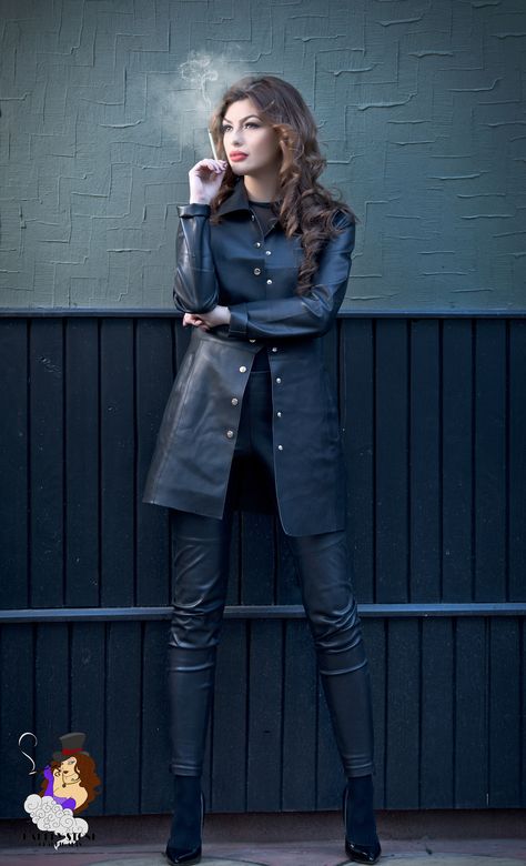 2023 Spring Trends, Leather Jacket Styles, Outfit Coat, Black Leather Outfit, Vinyl Fashion, Jacket Outfit Women, Woman In Black, Gray Wall, Cute Coats