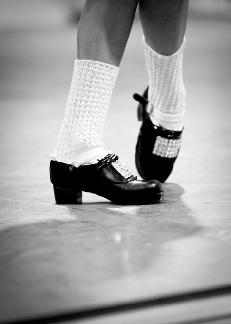 Irish Dance -- Get your jig on! Irish Dance Photography, Irish Dance Shoes, Irish Jig, Irish Step Dancing, Dancer Lifestyle, Steps Dance, Irish Eyes Are Smiling, Irish Dancers, World Dance