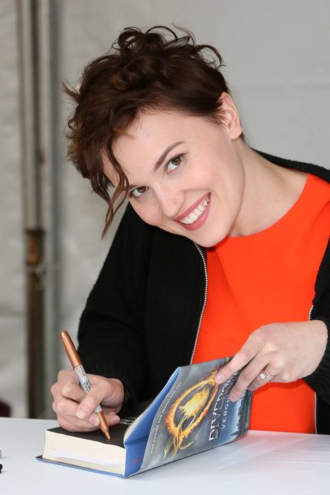 LOS ANGELES, CA - APRIL 13:  Author Veronica Roth attends the 19th Annual Los Angeles Times Festival of Books - Day 2 at USC on April 13, 2014 in Los Angeles, California.  (Photo by David Livingston/Getty Images) Divergent Fandom, Peter Jackson, The Divergent, Veronica Roth, Best Authors, Divergent Series, Movies Of All Time, Allegiant, Insurgent