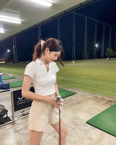 Polo Tee Outfit Woman, Adventurecore Aesthetic, Basic Ootd, Neutral Wardrobe, Theme Park Outfits, Neat Casual Outfits, Outfit Korean Style, Hairstyle Fashion, Korean Hair