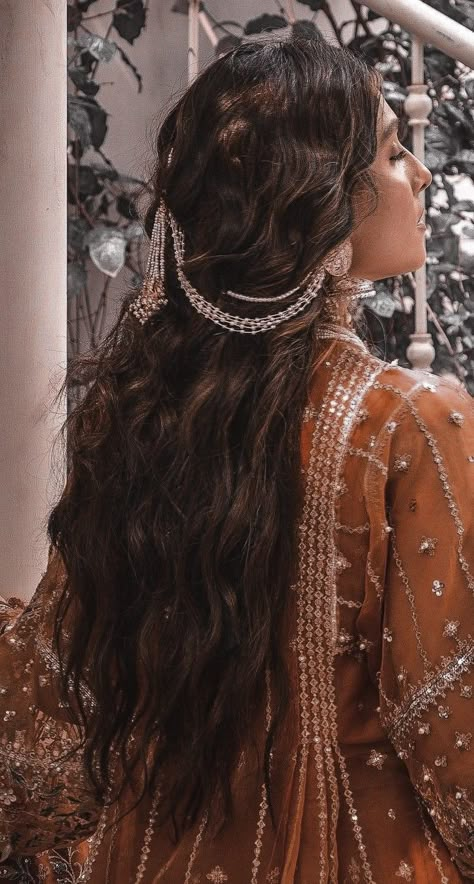 Indian Hair Piece, Indian Hairstyles Aesthetic, South Indian Royalty Aesthetic, Heeramandi Hairstyles, Saharey Earrings Hairstyle, South Asian Hair, Indian Hair Styles, Indian Braids, Desi Jewelry