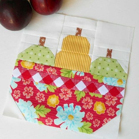 Summer Fruit Bowl, Fruit Quilt, Quilted Jacket Pattern, Quilt Blocks Easy, Painted Barn Quilts, Quilt Sewing Patterns, Flower Quilts, Barn Quilt Patterns, Quilt Block Tutorial