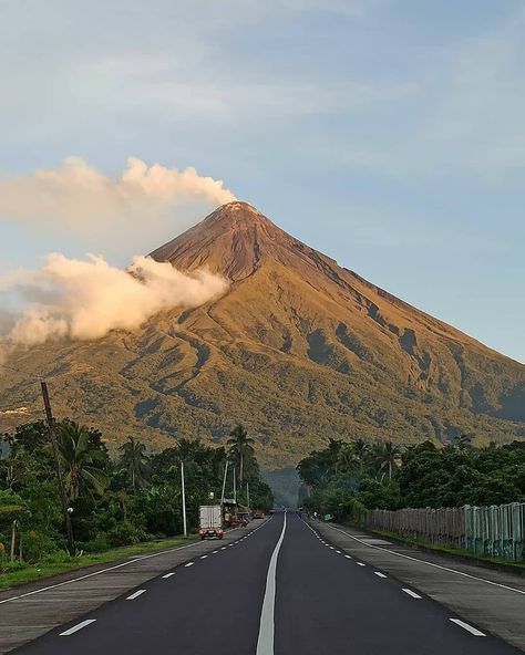 Province Aesthetic, Mayon Volcano, The Philippines, Volcano, Mount Rainier, Go On, Philippines, You Must, Natural Landmarks