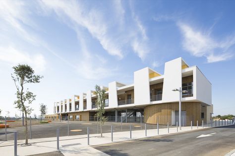 Ecole Maternelle Antoine Beille  / MDR Architectes World Cup Stadiums, Industrial Office Design, Green Scenery, Norman Foster, Best Architects, Education Architecture, School Building, Ground Floor Plan, Main Entrance