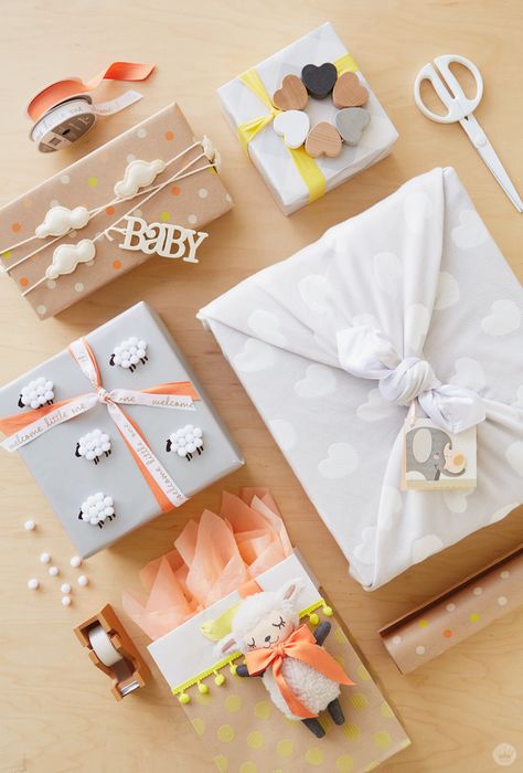 When we give baby shower gifts, we want the "aaaaw." A Hallmark Stylist shows baby gift wrap ideas using basic craft supplies, common gifts, and wrap. Baby Gift Wrapping, Gift Wrap Ideas, Baby Shower Wrapping, Gift Wrapping Ideas, Gift Wrapping Inspiration, Cadeau Baby Shower, Diy Bebe, Creative Diy Gifts, Wrap Ideas