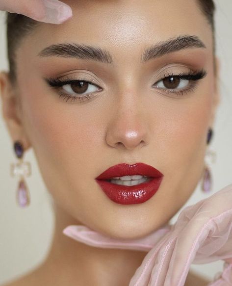 Makeup Bibir, Bridal Makeup Red Lips, Red Lipstick Makeup Looks, Fall Wedding Makeup, Red Lips Makeup Look, Red Carpet Makeup, Maquillage On Fleek, Classy Makeup, Red Lipstick Makeup