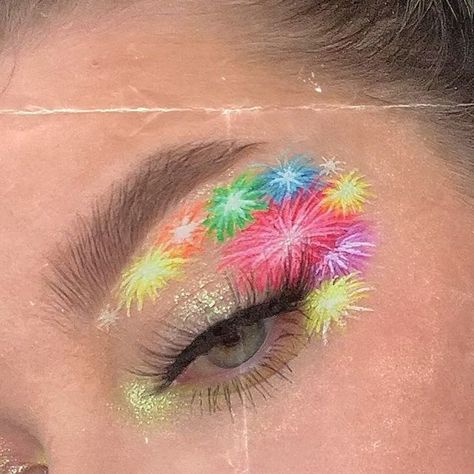 ✨💛emma potts💛 ✨ on Instagram: "FIREWORKS🎆 • {ad/reklame | using gifted products} • @benefitnordics Fluff up brow wax & powmade * @sheencosmeticsofficial Epic liners* @theboldfacemakeup ‘super hot’ lashes * • • • #decembermakeup #wintermakeup #newyearsmakeup #newyearmakeup #newyearmakeuplook #makeupnewyear #graphiceyeliner #graphiclinerlook #graphicliner #fireworks💥 #fireworksmakeup #creativeeyeliner #creativemakeup #makeupinstagram #makeupinspirations #eyeshadowinspo #benefitbrows #eyelinerart #crazymakeups #crazymakeup" Firework Eyeliner, Fireworks Makeup, Firework Makeup, Firework Face Paint, New Years Graphic Eyeliner, Loki Fireworks, Creative Eyeliner, New Year's Makeup, Funky Makeup