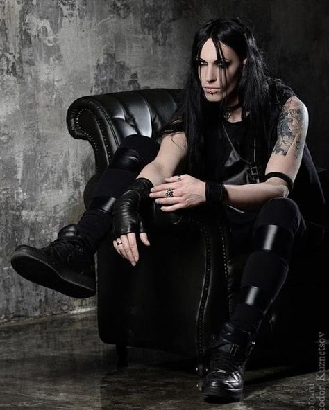 Goth Male, Metalhead Guy, Different Types Of Sneakers, Health Goth, Goth Guys, Gothic Men, Goth Model, Goth Boy, Vampire Goth