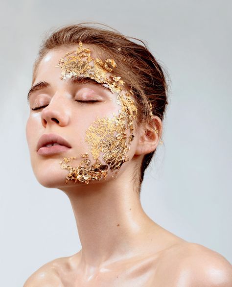 Gold Mask Facial, Skincare Wallpaper, Lifestyle Wallpaper, Gold Facial, Skincare Lifestyle, Photography Set Up, Scale Skin, Gold Skin, Facial Treatments