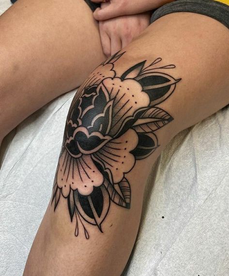 Pretty Knee Tattoos, American Traditional Peony, Kneecap Tattoo Women, Black Peony Tattoo, Traditional Tattoo Knee, Traditional Thigh Tattoo, Traditional Tattoo Flowers, Peony Tattoo, Black Peony