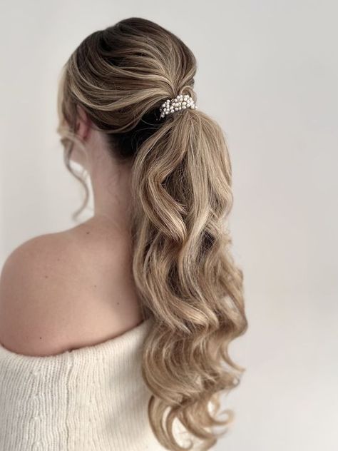 A sleek ponytail is a contemporary and versatile choice. It can be worn high or low and suits both casual and formal Thanksgiving occasions. Bridal Ponytail With Headband, Wedding Hair Accessories Ponytail, Hollywood Wave Ponytail Wedding, Hollywood Curl Ponytail, Boho Bridal Hair Ponytail, Hollywood Waves Ponytail Wedding, Wedding Ponytail With Hairpiece, Bridal Ponytail Accessories, Lose Ponytail Hairstyles Wedding