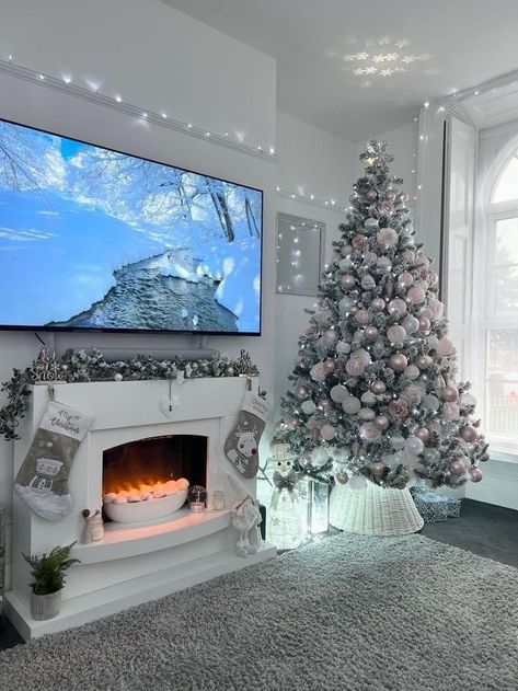 Winter Wonderland Living Room Christmas Decorating Ideas, Christmas Apartment, Future Apartment Decor, Christmas Mantel Decorations, Christmas Themes Decorations, Christmas Decorations Living Room, Decoration For Living Room, Christmas Room Decor, Christmas Decorations For The Home