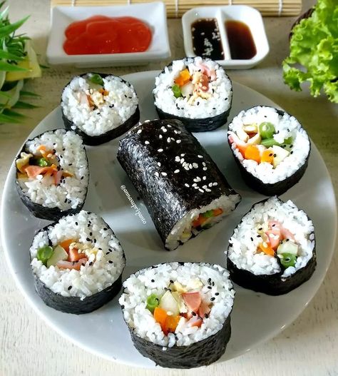 Bahan dan Cara membuat Sushi Sendvic Sosis https://resepmamiku.com/sushi-sendvic-sosis-annasupriyanto Resep Sushi, Cooking Tutorials, Food Snapchat, Snapchat