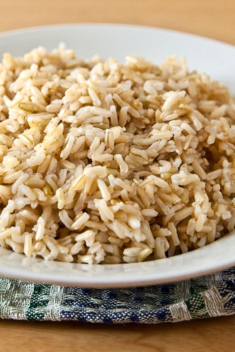 Some varieties of rice better fuel your energy needs and your health than others. Here's what you need to know about your best choices. Healthiest Rice, Rice Dishes Healthy, Types Of Rice, Healthy Liver Diet, Low Carb Rice, Rice Healthy, Healthy Rice, Healthy Wellness, Liver Diet