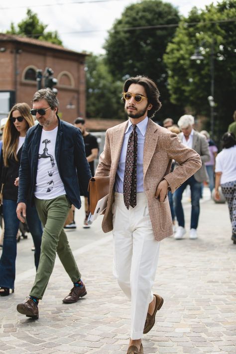 men wearing suit separates Piti Uomo, Wedding Guest Outfit Men, Italy Wedding Guest Outfit, Italy Wedding Guest, Pitti Uomo Street Style, Doomsday Prepper, European Men, Dress Better, American Men