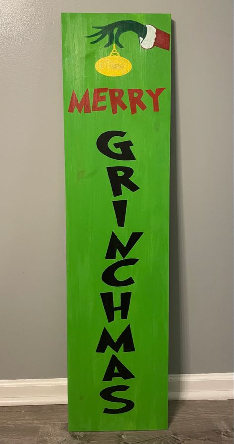 Grinch Porch Decorating Ideas, Diy Grinch Porch Sign, Grinch Board Signs, Easy Grinch Crafts, Grinch Welcome Sign Front Door, Grinch Board Ideas, Grinch Front Door Decor, Grinch Porch Sign Diy, The Grinch Decorations