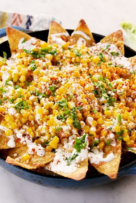 Street Corn Nachos, Corn Nachos, Mexikansk Mat, Summer Corn Salad, Mexican Street Corn, Boat Food, Street Corn, Mexican Street, Corn Chips