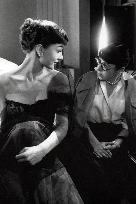 Style Crush: Edith Head Audrey Hepburn Outfit, Klasik Hollywood, Katharine Ross, Audrey Hepburn Photos, Edith Head, Audrey Hepburn Style, I Love Cinema, Hepburn Style, Lauren Bacall