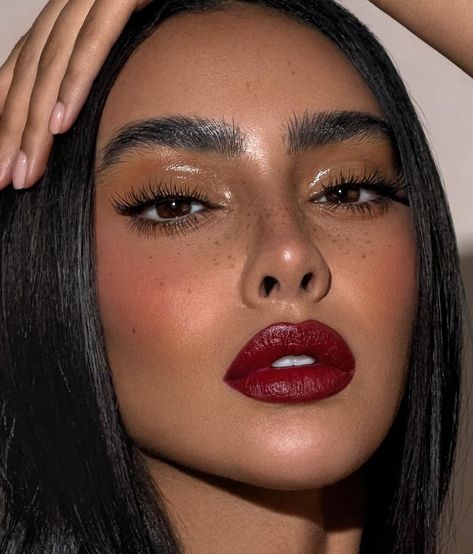 Simple Red Eye Makeup, Eyebrows Arched, Red Lips Outfit, Makeup Looks Summer, Make Up Sposa, Red Lips Makeup Look, Maquillage On Fleek, Red Lipstick Makeup, Summer Makeup Looks