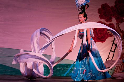 Chinese Ribbon Dance, Chinese Dancer, Character Dnd, Dance Nation, Ribbon Dance, International Dance, Chinese Dance, Chinese Opera, Chinese Aesthetic