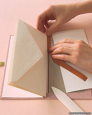 Easy envelope book.  Would make a good travelogue with plenty of room for ticket stubs, brochures, etc. Envelope Craft, Mini Albümler, Easy Envelope, Binding Book, Envelope Book, Printable Envelope, Ticket Stubs, Envelope Template, Handmade Journals