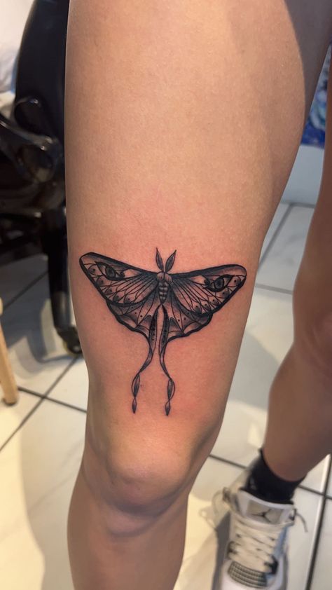 Luna Moth Above Knee Tattoo, Moth Tattoo Thigh For Women, Knee Tattoo Drawing, Tattoo Ideas Knee Female, Luna Moth Knee Tattoo, Moth Under Knee Tattoo, Moth Above Knee Tattoo, Moth Thigh Tattoo Women, Moth Leg Tattoos Women