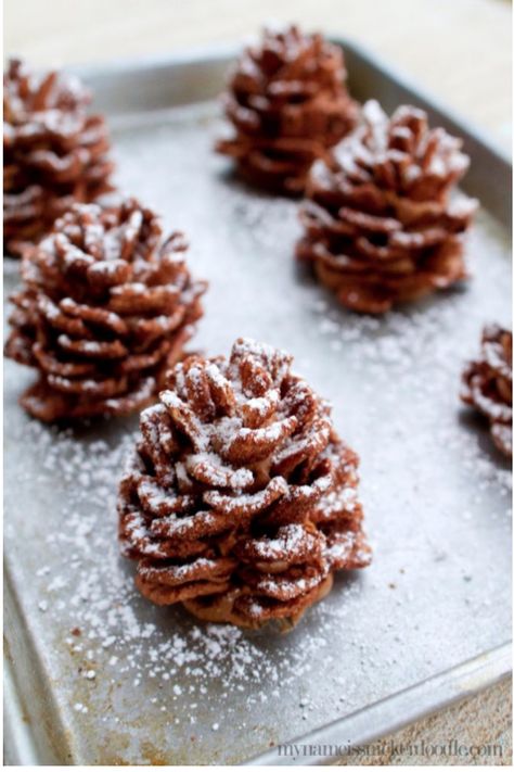 Chocolate Pinecones, Jul Kaka, Christmas Snacks, Christmas Cooking, Holiday Desserts, Holiday Baking, Holiday Treats, Christmas Dinner, Christmas Treats