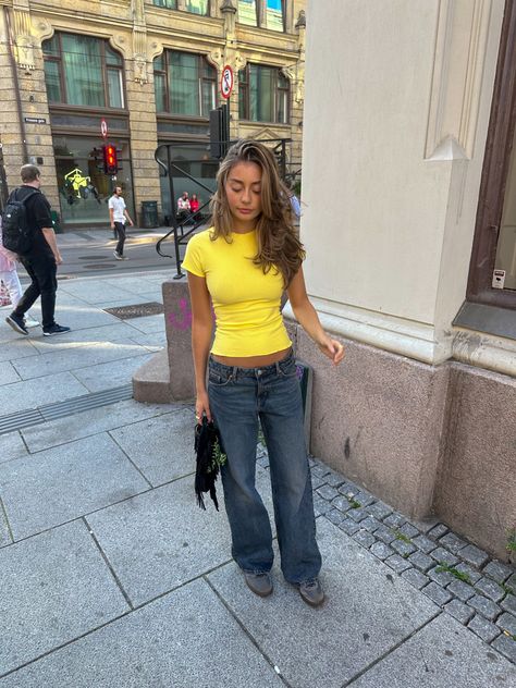 How To Style A Yellow Cardigan, Outfits With Yellow Shirt, Yellow Shirt Outfit Aesthetic, Yellow Tee Outfit, Outfit Jaune, Yellow Ootd, Yellow Sweater Outfit, Yellow Top Outfit, Yellow Shirt Outfit