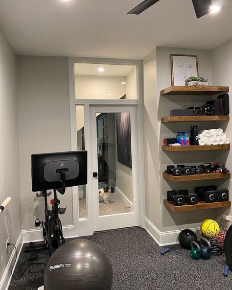 home gym interior design Home Gym Shelves, Dumbbell Storage Hidden, Mini Home Gym Ideas, At Home Workout Space, Workout Area In Small Space, Office And Workout Room Combo, Refinished Basement, Home Gym Corner, Gym Corner