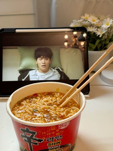 Shin Ramen Aesthetic, Watching Kdrama Aesthetic, Watching Kdrama, Aesthetic Ramen, Shin Ramen, Shin Ramyun, Netflix Kdrama, Doctor Slump, Taehyung Aesthetic