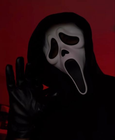 Ghost Face Widget Pictures, Ghost Face Wallpaper Aesthetic Red, Ghost Face Aethstetic Wallpaper, Ghost Face Astetic, Red Ghostface, Ghostface With Phone, Ghostface Pfp, Scary Couples Halloween Costumes, Red Ghost