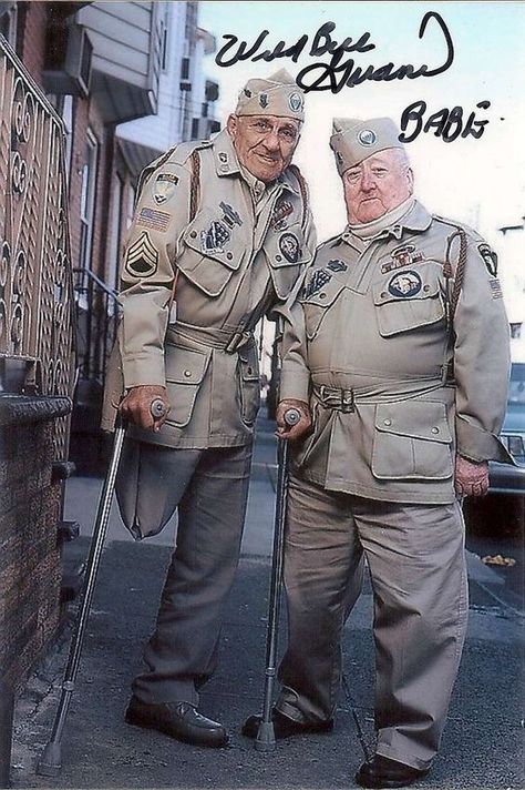 Bill Guarnere and Babe Heffron first met as members of Easy Company, even though they'd grown up just a few miles from each other in Philadelphia. They became lifelong best friends, and died just a few weeks apart in 2015. Bill Guarnere, Easy Company, Band Of Brothers, Great Pic, Military Heroes, American Soldiers, American Patriot, American Heroes, Second World