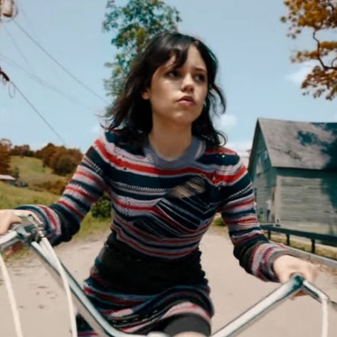 Jenna Ortega as Astrid Deetz in Beetlejuice Beetlejuice (2024) Ed E Lorraine Warren, Lorraine Warren, Beetlejuice Movie, Catherine O'hara, Starship Troopers, Justin Theroux, Beetlejuice Beetlejuice, Michael Keaton, Teenage Daughters