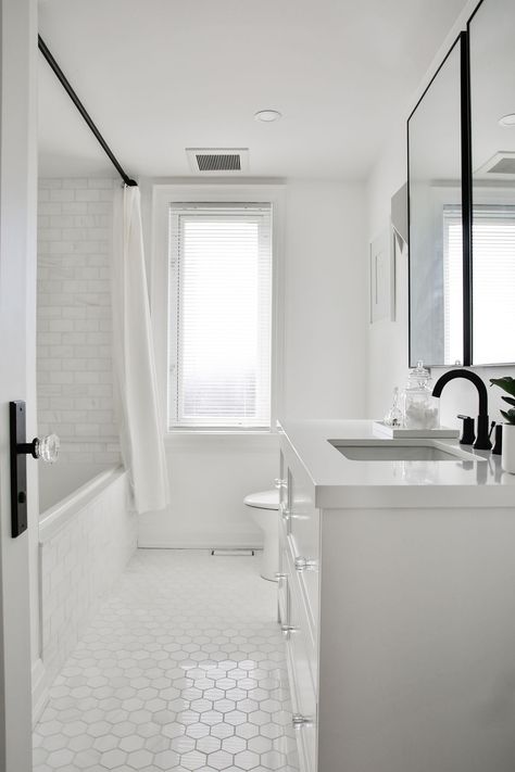 Bathroom White Marble, Popular Bathroom Designs, All White Bathroom, Modern White Bathroom, Bathroom White, Bad Inspiration, Upstairs Bathrooms, Trendy Bathroom, Bathroom Renos