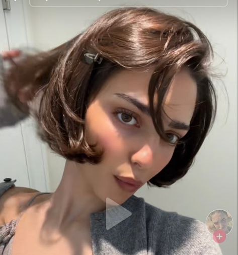 Clean Girl Short Hair, Brown Hair Aesthetic Girl, Short Brown Hair Aesthetic, Very Short Brown Hair, Light Brown Hair Short, Hair Aesthetic Girl, Brown Hair Aesthetic, Brown Hair Short, Short Balayage