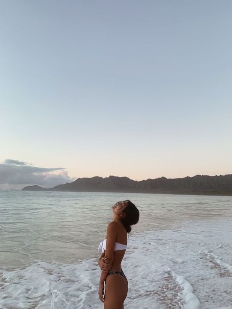 🕊️ on Twitter: "summer vibes… " Cute Beach Pictures, Summer Poses, Shotting Photo, Photographie Inspo, Beach Photography Poses, Sea Photo, Foto Tips, Foto Poses, Foto Vintage