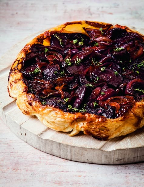 Red Onion Tart Tatin, Beetroot Tarte Tatin, Beetroot Tart, Beetroot Recipe, Vegan Tart, Tarte Tatin Recipe, Red Vegetables, Beetroot Recipes, Savoury Tarts