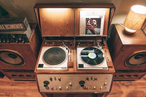 How to create your own listening room Vintage Stereo Console, Audiophile Room, Audiophile Listening Room, Stereo Console, High End Speakers, Best Speakers, Listening Room, Audio Room, Record Players