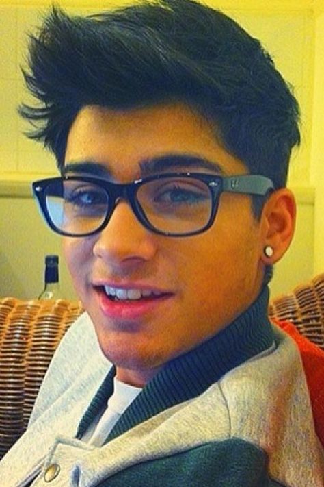 Zayn Malik is wondering when he’ll get the chance to hold your hand again. | 23 Pictures That Prove Glasses Make Guys Look Obscenely Hot 1d Zayn, Zayn Malik One Direction, One Direction Zayn Malik, Zayn Malik Photos, Very Important Person, One Direction Louis, I Love One Direction, The Perfect Guy, Wearing Glasses