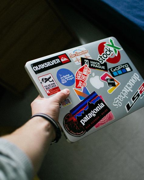 Laptop With Stickers Aesthetic, Collage Macbook Wallpaper, Laptop Stickers Ideas, Laptop Stickers Collage, Macbook Case Stickers, Mac Stickers, Laptop Case Stickers, Laptop Decoration, Stickers Collage